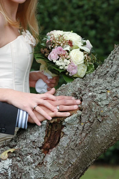 Ruce, prsteny a kytice — Stock fotografie