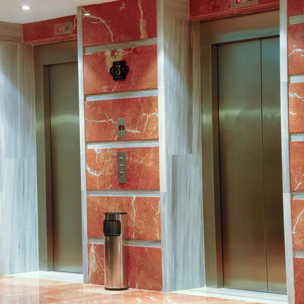 Dveře výtahu v moderním hotelu — Stock fotografie