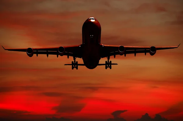 Hava yolculuğu - silhouett uçağı ve gün batımı — Stok fotoğraf