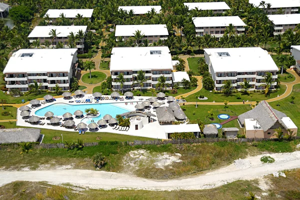 Hotel resort com piscina — Fotografia de Stock