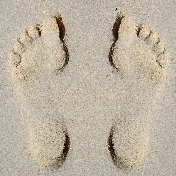 Empreintes de pas dans le sable sur la plage — Photo