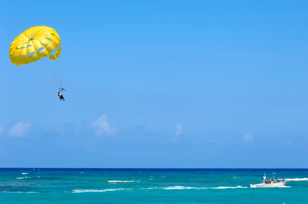 Парасейлінг над Карибським морем . — стокове фото