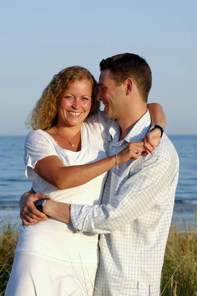 Joyeux jeune couple à la plage — Photo