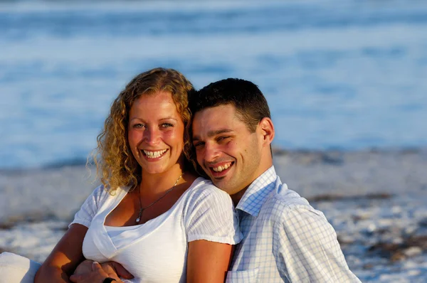 Молодая счастливая пара на пляже — стоковое фото