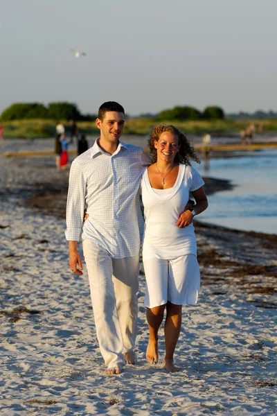 Young couple walking on beach — Stock Photo, Image