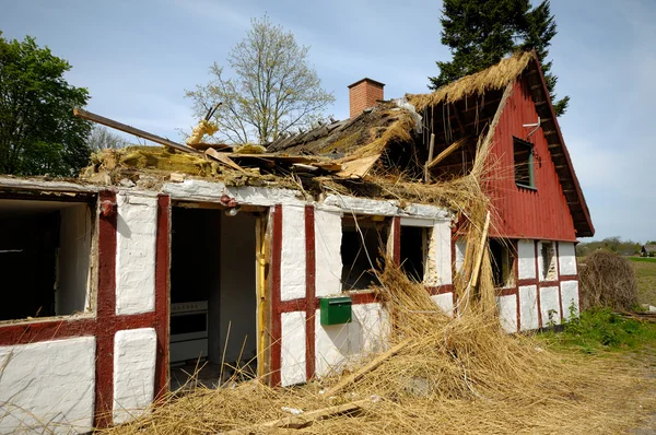 Çok eski terk edilmiş bir ev — Stok fotoğraf