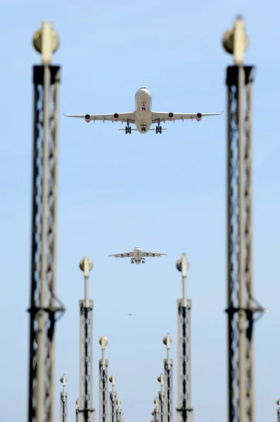 Самолет и аэропорт — стоковое фото