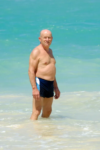 Senior man in water — Stockfoto