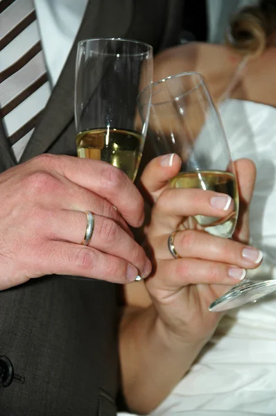 Bruidspaar en champange — Stockfoto
