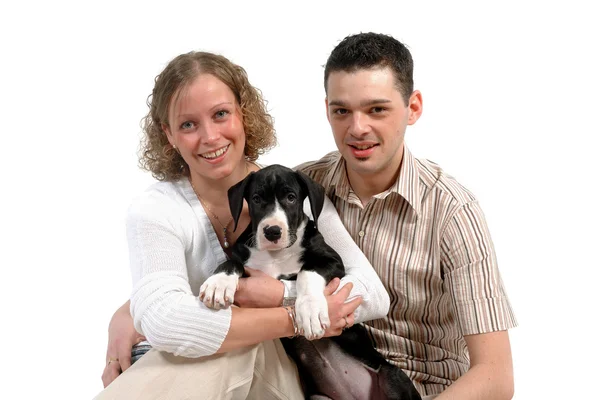 Mladý pár a štěně — Stock fotografie