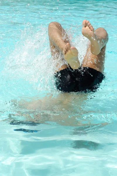 L'uomo si sta immergendo — Foto Stock