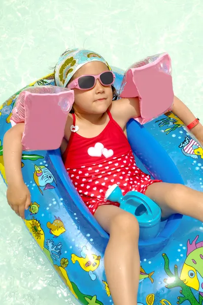 Child in pool — Stock Photo, Image