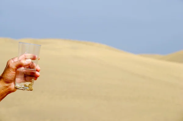 Hand en zoet water in woestijn — Stockfoto