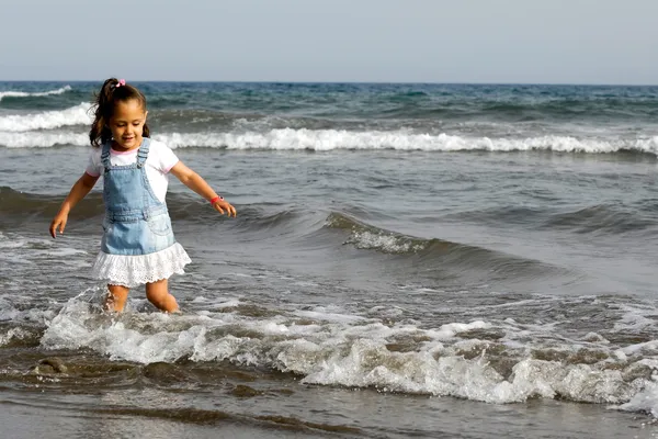 Дети и океан — стоковое фото