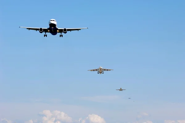 Vliegtuigen klaar om te land — Stockfoto