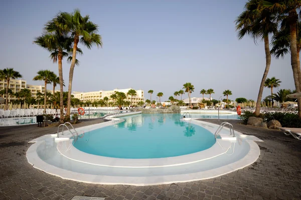 Zwembad in het hotel resort — Stockfoto