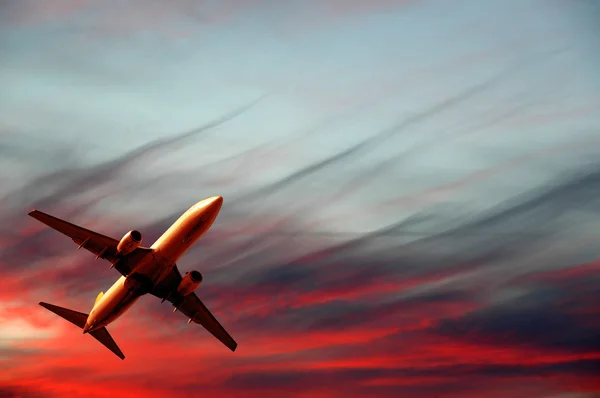 Hava yolculuğu - uçak ve gün batımı — Stok fotoğraf
