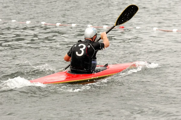 Homme pagayant dans son kayak — Photo