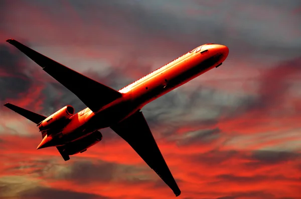 Воздушные путешествия - самолет и закат — стоковое фото