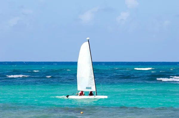 Sailboat on the blue caribbean sea. — Stock Photo, Image