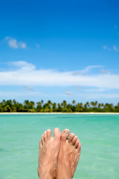 Füße, Wasser und exotischer Strand — Stockfoto