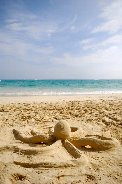 Octopus sculptuur op strand — Stockfoto