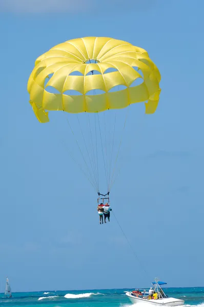 Son parasailing — Foto de Stock