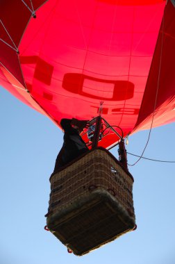 adam ve sıcak hava balonu