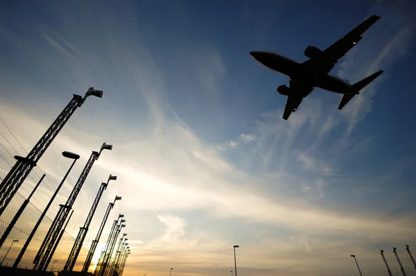 Luchthaven, vliegtuig en zonsondergang — Stockfoto
