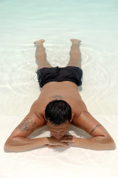 Muž relaxuje v bazénu — Stock fotografie