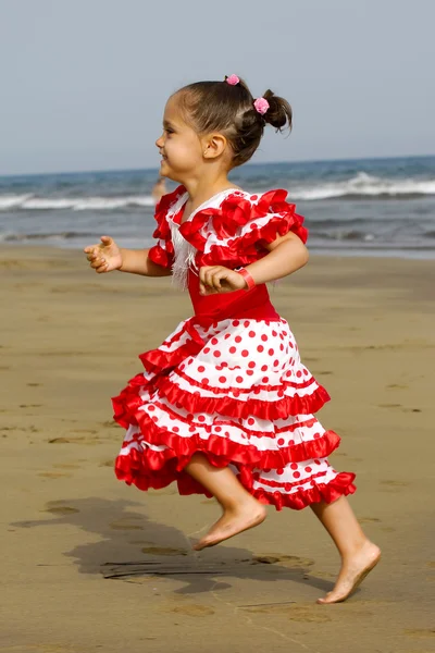 Criança feliz correndo na praia — Fotografia de Stock
