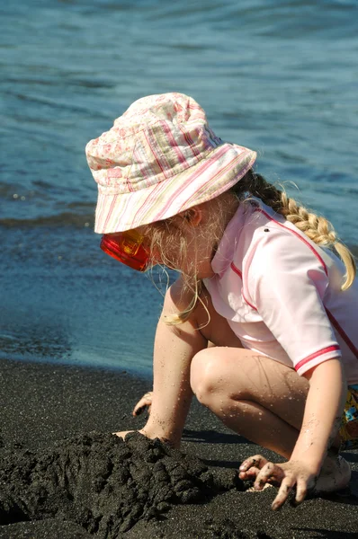 Criança brincando na praia — Fotografia de Stock