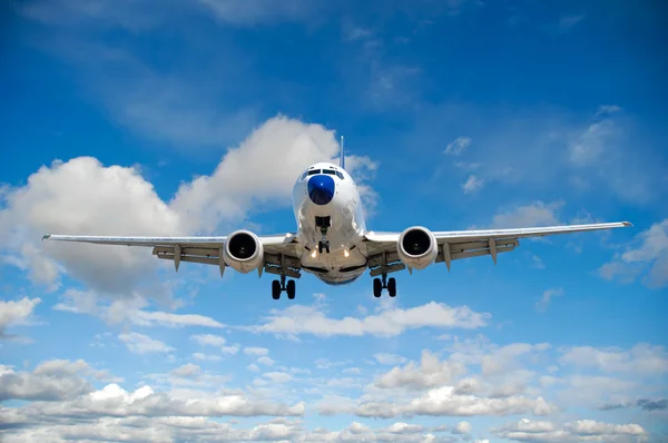 Viaje aéreo - Avión está volando en el cielo azul con nubes — Foto de Stock
