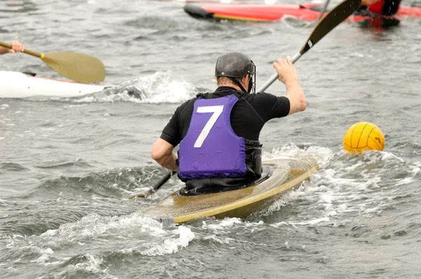 Homem está jogando kayak polo — Fotografia de Stock