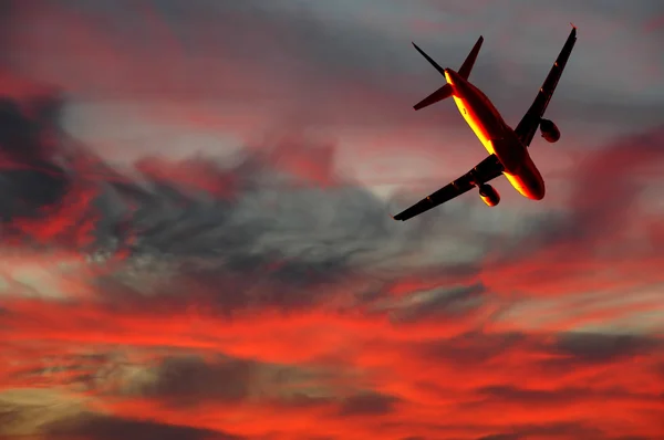 Hava yolculuğu - uçak ve gün batımı — Stok fotoğraf