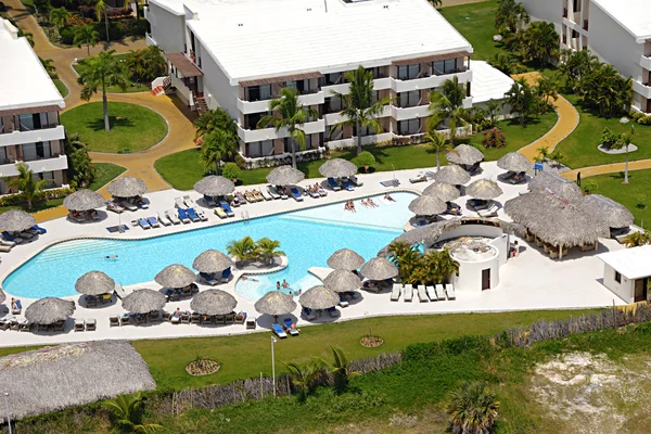 Hotel resort con piscina —  Fotos de Stock