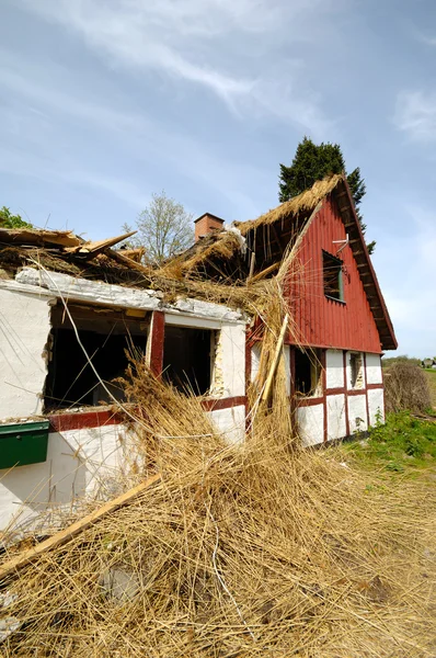 Eski terkedilmiş harabe evde — Stok fotoğraf