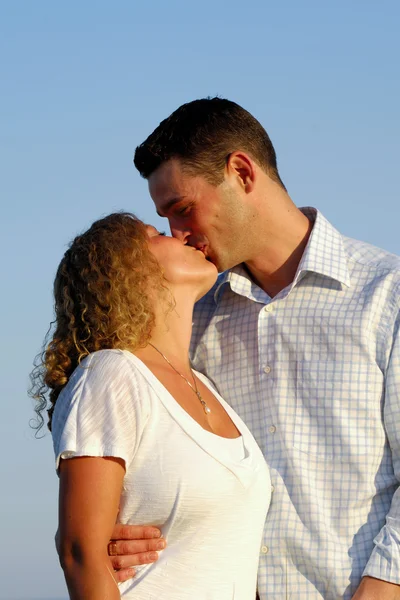 A fiatal pár csókolózás — Stock Fotó