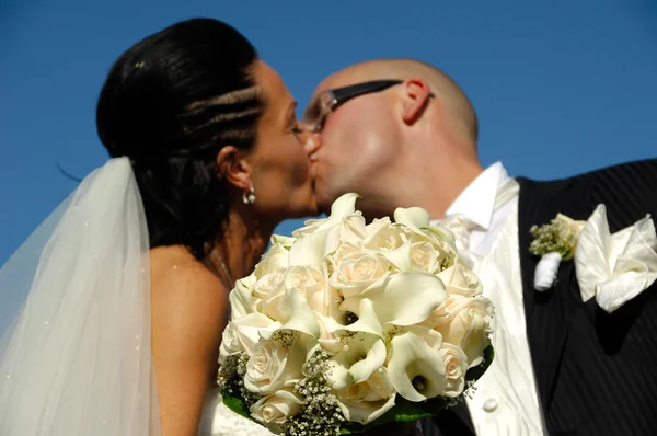 Brudparet kysser — Stockfoto