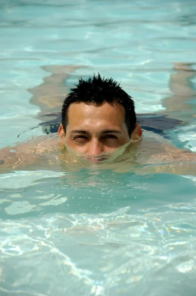 Uomo in piscina — Foto Stock