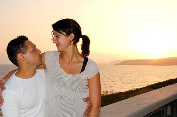 Gelukkige paar en zonsondergang — Stockfoto