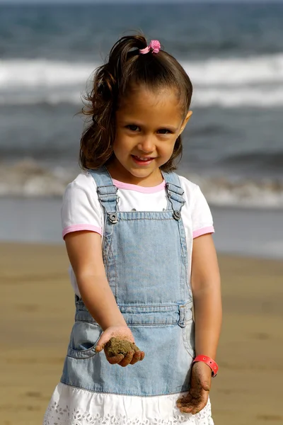 해변에서 행복 한 아이 — 스톡 사진