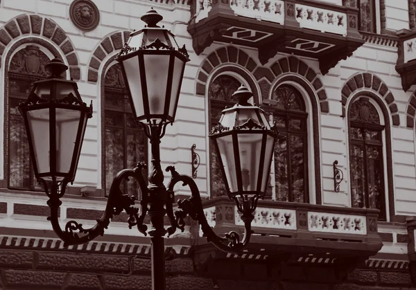 Bina içinde sokak lambası — Stok fotoğraf
