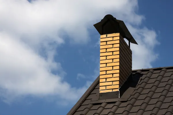 Komina na dachu domu — Zdjęcie stockowe