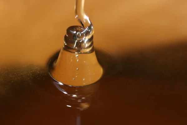 Pouring honey — Stock Photo, Image
