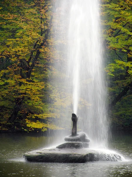 Fontanna w parku jesienny — Zdjęcie stockowe