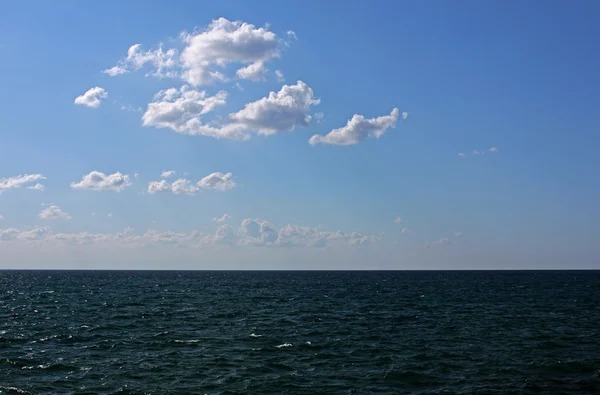 Море под голубым небом — стоковое фото