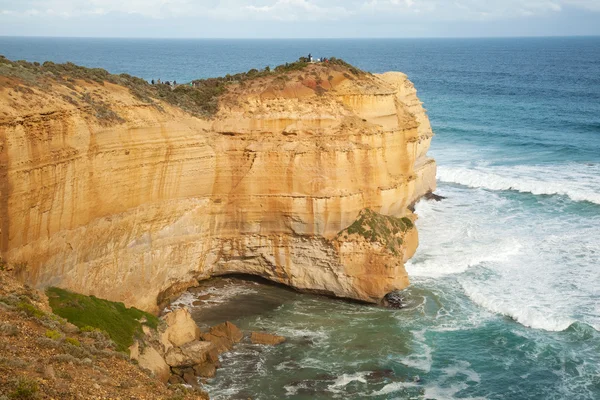 Hög klippa i havet — Stockfoto