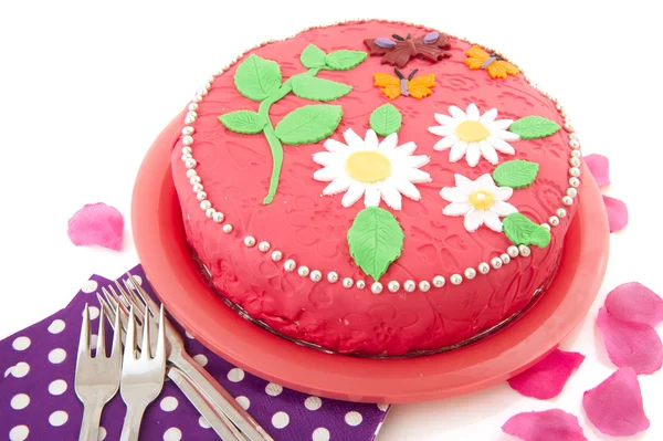 Пирог на день рождения с вилками и салфетками — стоковое фото