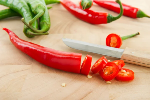Snijden groene en rode paprika 's — Stockfoto